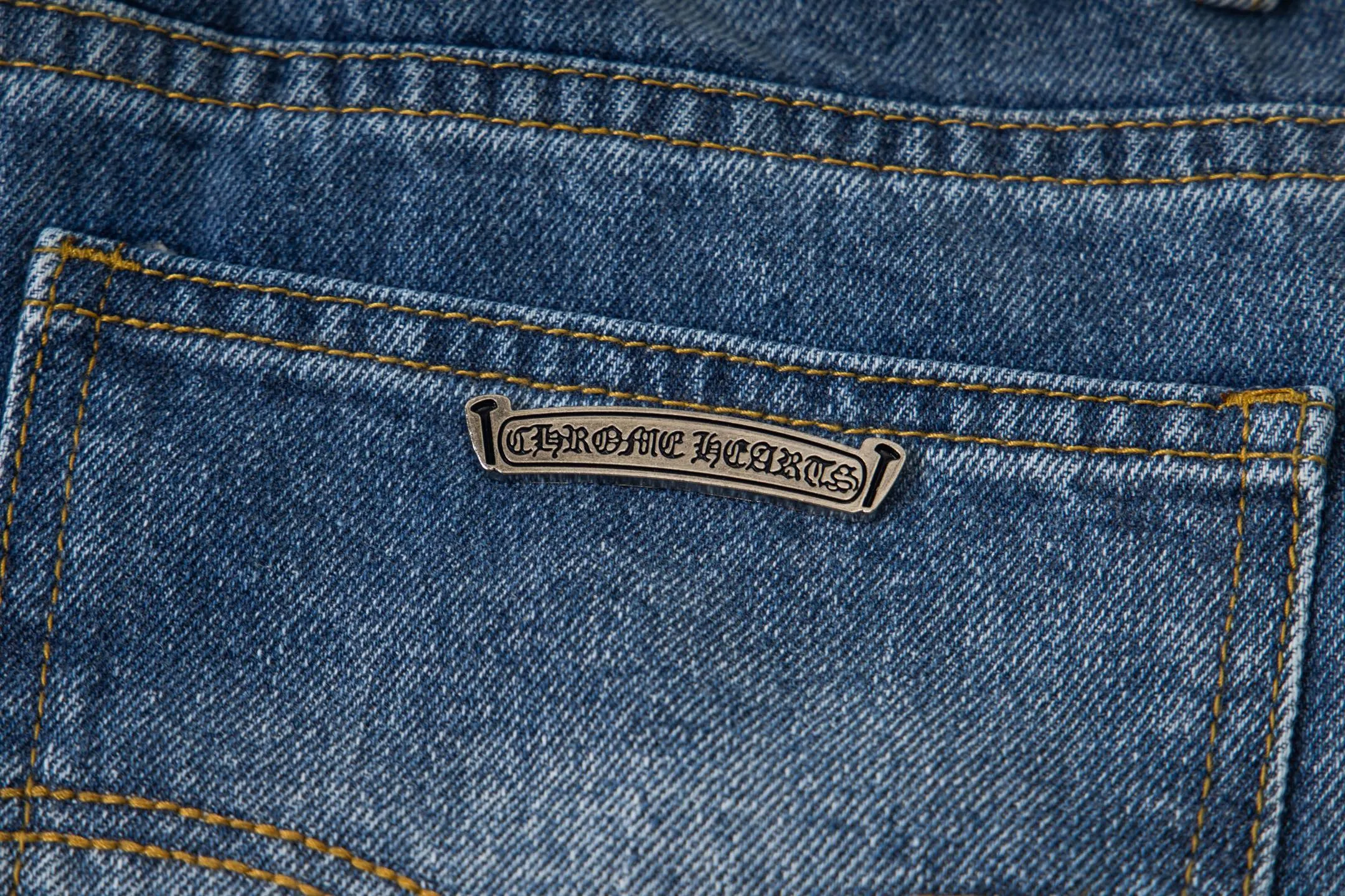P260 Chrome Hearts washed graffiti blue cross couple jeans are a hot trend this season and are sought after by countless celebrities and fashionistas. The neat details of the cutting process add color to the playful fashion! The neat and meticulous design, and the well-fitting structure is unique. The upper body not only has outstanding recognition, but also looks younger and younger. A style with the ultimate wearing meaning and performance, gorgeous color matching, and the craftsmanship of this style is also extremely extraordinary. After the finished product is washed, it is disassembled and hand-made with sheepskin cross leather and then spliced ​​together to complete. The whole piece has too many craftsmanship to describe. It is decorated with patchwork cross flowers and high-waisted washed jeans! ! Absolutely high-end luxury product, a god-level single product, a super popular product, made by top heavy industry, a magic weapon that cannot be missed to hit the streets. Style number: 1834# Size: 28 30 32 34 Color: blue